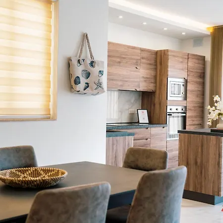 Beautiful With A Private Rooftop Pool