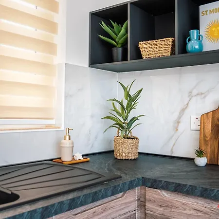 Beautiful With A Private Rooftop Pool