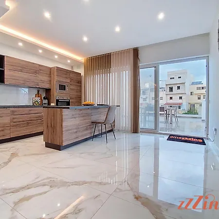 Apartmán Beautiful With A Private Rooftop Pool Mellieħa