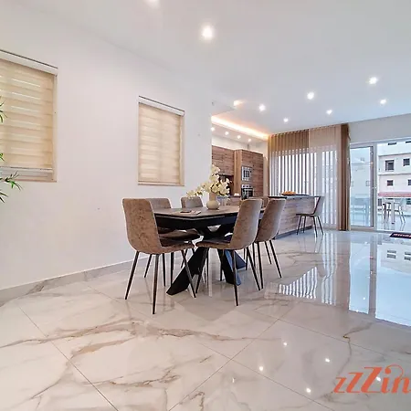 Apartment Beautiful With A Private Rooftop Pool