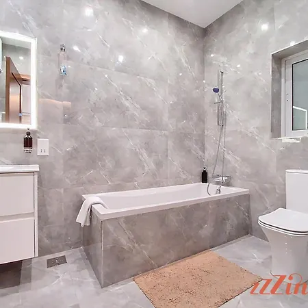 Apartment Beautiful With A Private Rooftop Pool *