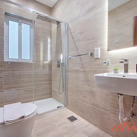 Beautiful With A Private Rooftop Pool